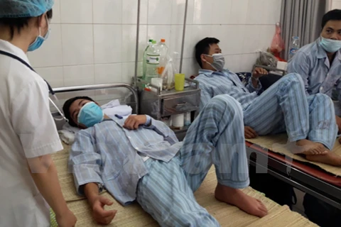 Bệnh viện Bệnh Nhiệt đới quá tải, các bệnh nhân phải nằm ghép. (Ảnh: T.G/Vietnam+)