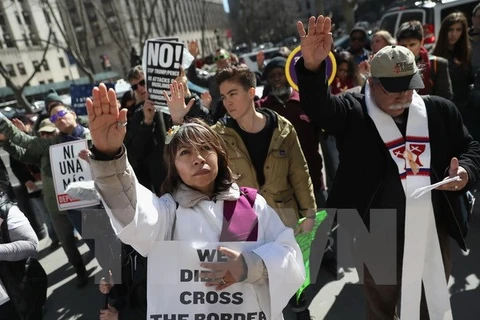 Người dân tham gia biểu tình phản đối lệnh cấm nhập cảnh mới của chính quyền Mỹ tại New York. (Nguồn: AFP/TTXVN)