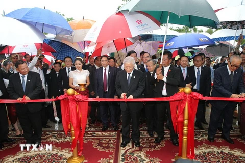 Tổng Bí thư Nguyễn Phú Trọng và Chủ tịch Thượng viện Campuchia Samdech Say Chhum cùng các đại biểu cắt băng khánh thành Tượng đài Hữu nghị Việt Nam-Campuchia. (Ảnh Trí Dũng/TTXVN)