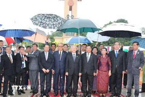 Tổng Bí thư Nguyễn Phú Trọng và Chủ tịch Thượng viện Campuchia Samdech Say Chhum với các đại biểu tại Tượng đài Hữu nghị Việt Nam-Campuchia. (Ảnh Trí Dũng/TTXVN)