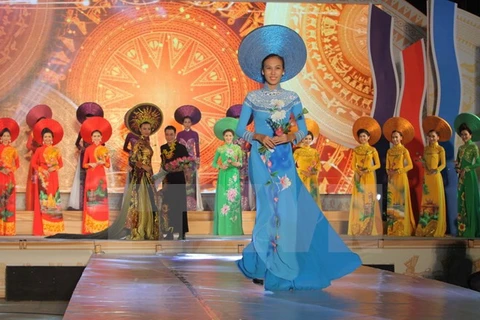 Trình diễn áo dài trong khuôn khổ Lễ hội Áo dài Thành phố Hồ Chí Minh lần 3 năm 2016. (Ảnh: Phương Vy/TTXVN)