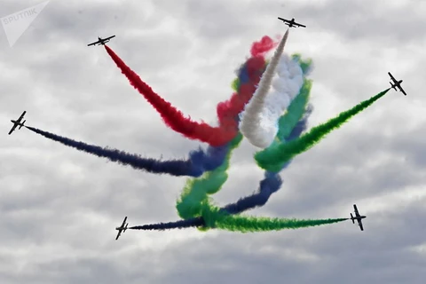 Đội máy bay nhào lộn Fursan Al Emarat của các Tiểu Vương quốc Arab Thống nhất UAE trình diễn tại triển lãm. (Nguồn: Sputnik)