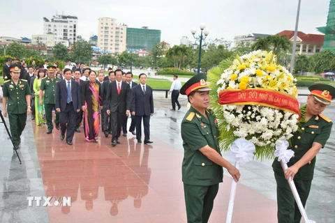 Đại sứ quán Việt Nam, kiều bào Việt Nam tại Campuchia đến đặt vòng hoa, dâng hương tại Đài hữu nghị Việt Nam-Campuchia. (Ảnh: Phan Minh Hưng/TTXVN)