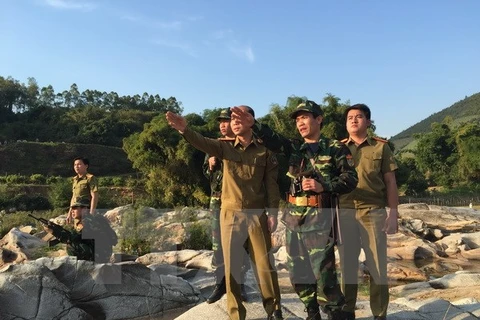 Một buổi tuần tra biên giới của lực lượng biên phòng hai nước Việt Nam-Lào. (Ảnh: Lê Hữu Quyết/TTXVN)