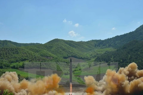 Tên lửa đạn đạo liên lục địa Hwasong-14 được phóng thử tại một địa điểm bí mật ở Triều Tiên ngày 4/7. (Nguồn: EPA/TTXVN)
