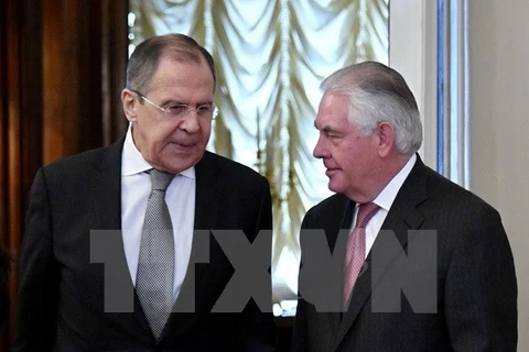 Ngoại trưởng Mỹ Rex Tillerson (phải) đã có cuộc hội đàm với người đồng cấp Nga Sergei Lavrov. (Nguồn: AFP/TTXVN)