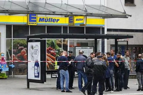 Cảnh sát Đức tại hiện trường vụ tấn công bằng dao ở Hamburg. (Nguồn: Reuters)