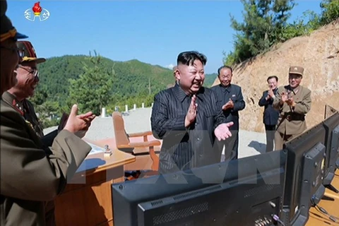 Nhà lãnh đạo Triều Tiên Kim Jong-un (giữa) theo dõi vụ thử tên lửa đạn đạo liên lục địa Hwasong-14 tại một địa điểm bí mật ngày 4/7. (Nguồn: YONHAP/TTXVN)