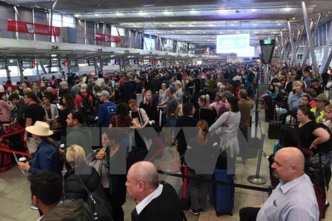 Hành khách xếp hàng chờ đợi kiểm tra an ninh tại sân bay Sydney, Australia ngày 31/7. (Nguồn: EPA/TTXVN)