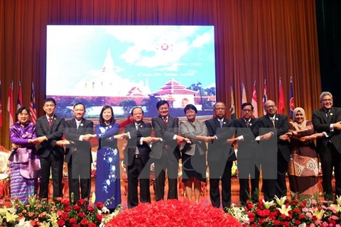 Các quan chức Hội đồng Cộng đồng Văn hóa-Xã hội ASEAN chụp ảnh chung cùng Thủ tướng Lào Thongloun Sisoulith tại một phiên họp năm 2016. (Ảnh: Phạm Kiên/TTXVN)