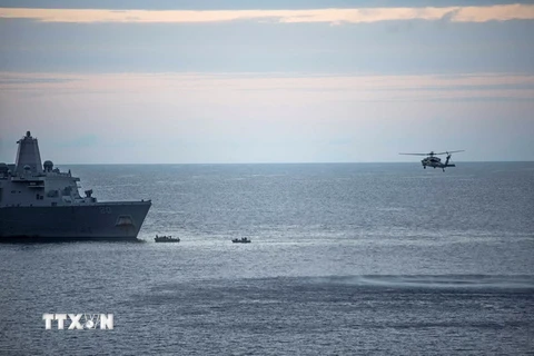 Lực lượng hải quân Mỹ tham gia tìm kiếm chiếc máy bay vận tải MV-22 Osprey gặp nạn ngoài khơi Australia ngày 6/8. (Nguồn: EPA/TTXVN)