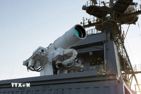 Hệ thống vũ khí Laser (LaWS) của Hải quân Mỹ có nhiệm vụ bắn hạ máy bay không người lái, được lắp đặt thử nghiệm lần đầu tiên tại căn cứ AFSB ở Vịnh Arab ngày 18/7. (Nguồn: EPA/TTXVN)