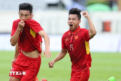 Niềm vui của hậu vệ Đoàn Văn Hậu (bên trái) và cầu thủ Việt Nam sau khi ghi bàn thắng vào lưới U22 Timor Leste, mở tỷ số của trận đấu. (Ảnh: Quốc Khánh/TTXVN)