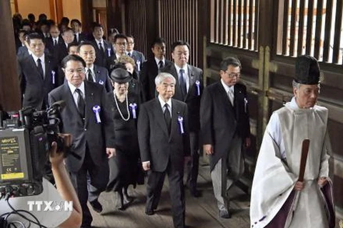 Các nghị sỹ Nhật Bản viếng đền Yasukuni ở Tokyo ngày 15/8. (Nguồn: Kyodo/TTXVN)