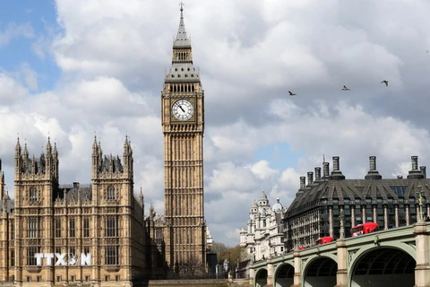  Khách du lịch thăm quan thủ đô khu vực Tòa nhà Quốc hội và Tháp đồng hồ Big Ben ở thủ đô London. (Nguồn: THX/TTXVN)