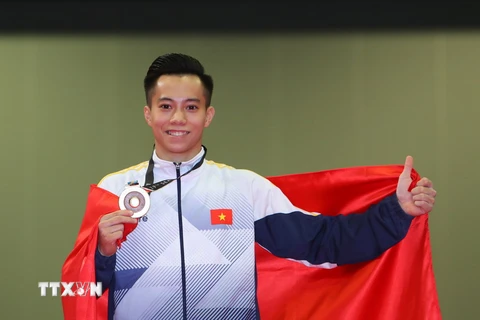 VĐV Lê Thanh Tùng nhận huy chương vàng. (Ảnh: Quốc Khánh/TTXVN)