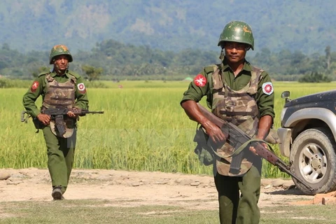Binh sỹ Myanmar tuần tra tại thị trấn Maungdaw thuộc bang Rakhine. (Nguồn: AFP/TTXVN)