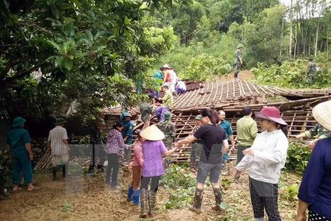 Lực lượng dân quân, bộ đội cùng người dân thị trấn Bằng Lũng, huyện Chợ Đồn khắc phục hậu quả mưa lũ. (Ảnh: Bùi Đức Hiếu/TTXVN) 