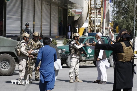 Các nhân viên an ninh phong tỏa xung quanh thánh đường Hồi giáo sau khi xảy ra vụ tấn công ngày 25/8. (Nguồn: AFP/TTXVN)