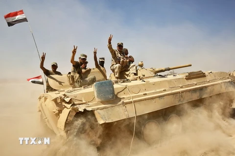 Các lực lượng Chính phủ Iraq tiến vào Tal Afar trong chiến dịch giải phóng thành phố này từ phiến quân IS ngày 22/8. (Nguồn: AFP/TTXVN)