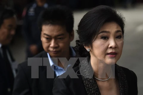 Cựu Thủ tướng Thái Lan Yingluck Shinawatra (phải) tại Tòa án tối cao ở thủ đô Bangkok ngày 1/8. (Nguồn: AFP/TTXVN)