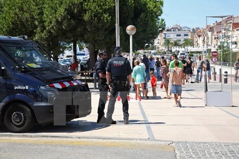 Cảnh sát Catalonia tuần tra trong chiến dịch truy nã các nghi phạm tiến hành vụ tấn công khủng bố ở Cambrills, Tây Ban Nha, ngày 20/8. (Nguồn: EPA/TTXVN)