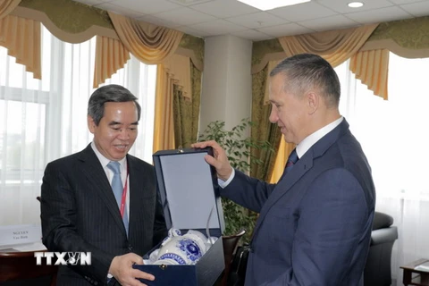 Phó Thủ tướng Liên bang Nga Yury Trutnev tặng quà Trưởng Ban Kinh tế Trung ương Nguyễn Văn Bình. (Ảnh: Quang Vinh/TTXVN)