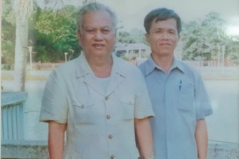Cựu chuyên gia tình nguyện Việt Nam giúp Lào, ông Nguyễn Văn Nghiệp chụp ảnh với Tổng Bí thư Kaysone Phomvihan tại nhà khách Hồ Tây, Hà Nội ngày 14/5/1990. (Ảnh do nhân vật cung cấp)