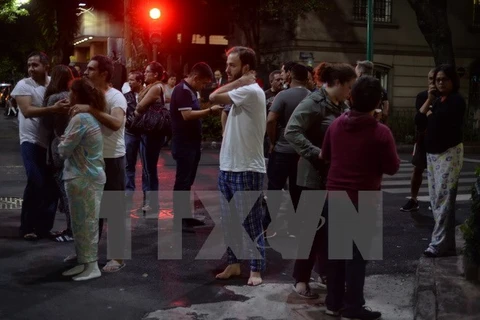 Người dân đổ xuống đường phố ở thủ đô Mexico City do lo ngại hậu quả của động đất đêm 7/9. (Nguồn: AFP/TTXVN)