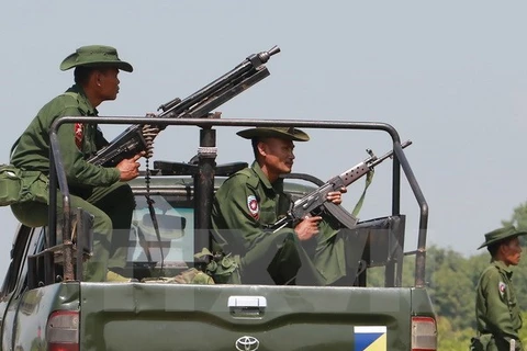 Binh sỹ Myanmar tuần tra tại khu vực Maungdaw, bang Rakhine. (Nguồn: AFP/TTXVN)