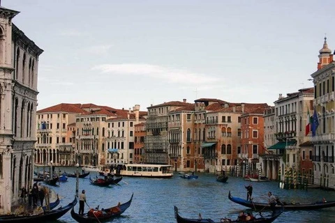 Khách du lịch tận hưởng kỳ nghỉ trên hệ thống kênh rạch của thành phố Venice. (Nguồn: zainoo.com)