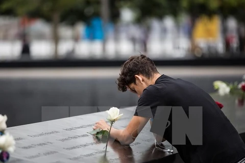 Tưởng nhớ các nạn nhân tại Đài tưởng niệm ở New York ngày 11/9. (Nguồn: THX/TTXVN)