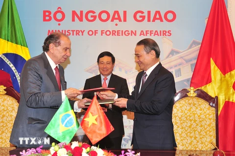 Phó Thủ tướng, Bộ trưởng Ngoại giao Phạm Bình Minh chứng kiến Lễ ký Hiệp định Vận tải biển giữa Việt Nam và Brazil. (Ảnh: Nguyễn Khang/TTXVN)