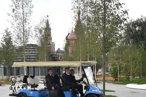 Tổng thống Nga Vladimir Putin (phải) và Thị trưởng Moskva Sergei Sobyanin (thứ 2 phải) trong chuyến thăm Công viên Zaryadye ngày 9/9. (Nguồn: AFP/TTXVN)