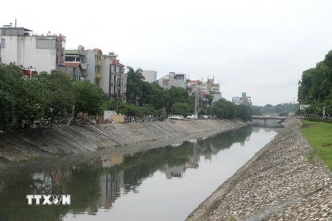  Sông Tô Lịch sau khi đã cải tạo cảnh quan. (Ảnh: Hoàng Lâm/TTXVN)