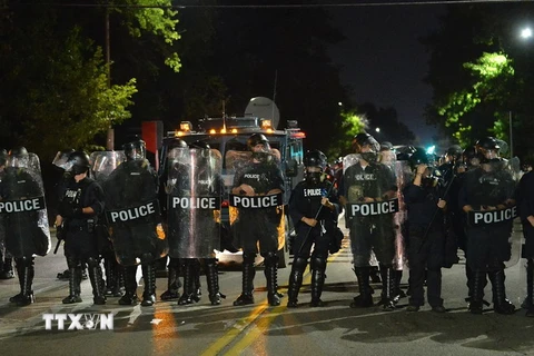 Cảnh sát triển khai để ngăn chặn người biểu tình quá khích tại St. Louis, Missouri. (Nguồn: AFP/TTXVN)