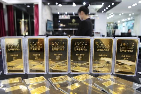 Các thỏi vàng trưng bày tại sàn giao dịch vàng ở Seoul, Hàn Quốc. (Ảnh: EPA/TTXVN)