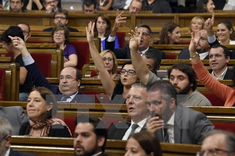 Các nghị sĩ biểu quyết tại phiên họp của Cơ quan lập pháp vùng Catalonia ở Barcelona ngày 6/9. (Nguồn: AFP/TTXVN)