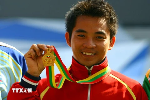 Vận động viên Cao Ngọc Hùng nhận Huy chương Vàng nội dung ném lao hạng F57. (Ảnh: Huy Hùng/TTXVN)