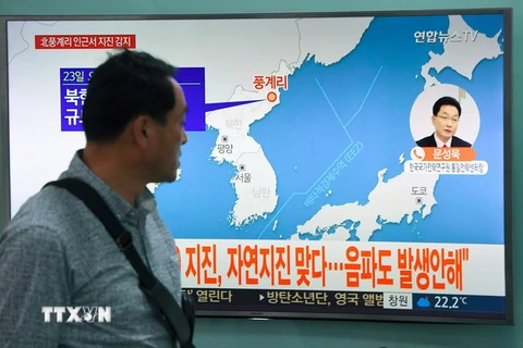 Hình ảnh biểu đồ về tâm chấn động đất ở Triều Tiên được phát trên đài truyền hình ở nhà ga Seoul, Hàn Quốc ngày 23/9. (Nguồn: AFP/ TTXVN)