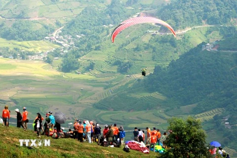 Các phi công bay lượn tại đèo Khau Phạ. (Ảnh: Thế Duyệt/TTXVN)