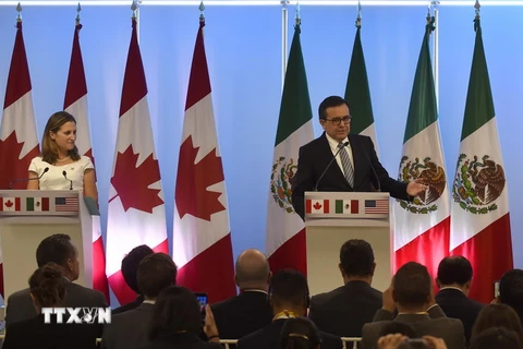 Ngoại trưởng Canada Chrystia Freeland và Bộ trưởng Kinh tế Mexico Idelfonso Guajardo tại cuộc họp báo ở Mexico City ngày 5/9. (Nguồn: AFP/TTXVN)