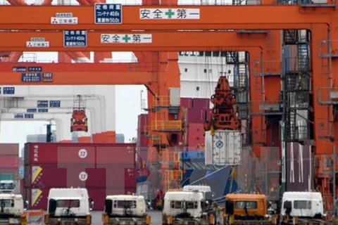 Vận chuyển hàng hóa tại cảng Tokyo. (Nguồn: AFP/TTXVN)
