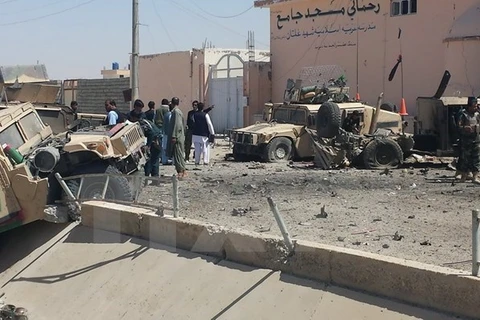 Cảnh sát điều tra tại hiện trường vụ đánh bom xe ở Lashkar Gah, thủ phủ tỉnh Helmand, Afghanistan ngày 23/8. (Nguồn: AFP/TTXVN)