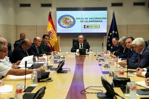 Bộ trưởng Nội vụ Juan Ignacio Zoido (trong ảnh- giữa). (Nguồn: EPA/TTXVN)