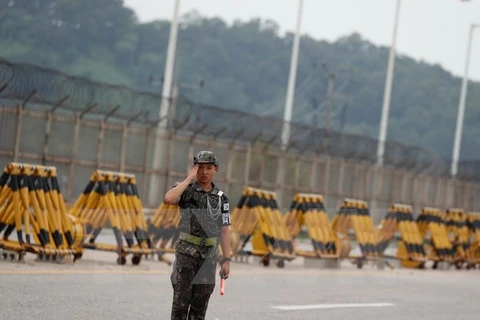 Binh sỹ Hàn Quốc gác tại một trạm kiểm soát ở Paju gần đường phân định quân sự phân chia hai miền. (Nguồn: EPA/TTXVN)