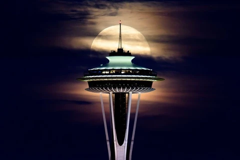 Tháp Space Needle - Biểu tượng của thành phố Seattle dưới bóng hoàng hôn. (Nguồn: NatGeo)