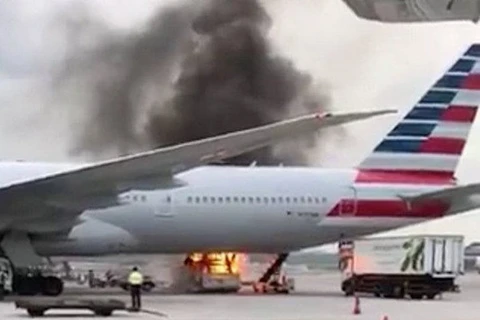 Hiện trường vụ cháy máy bay ở sân bay quốc tế Hong Kong. (Nguồn: Reuters)