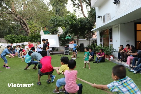 Trẻ em Việt tại Ấn Độ tham gia trò chơi kéo co tại chương trình Tết Trung thu. (Ảnh: Huy Bình/Vietnam+)