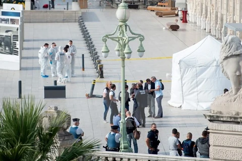 Cảnh sát Pháp điều tra tại hiện trường vụ tấn công ở Marseille ngày 1/10. (Nguồn: AFP/TTXVN)
